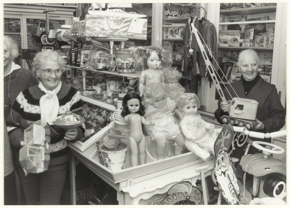 De gezusters Akkers Vasterman in hun speelgoedwinkel. Gedempte Oude Gracht 50, NL-HlmNHA 54016574