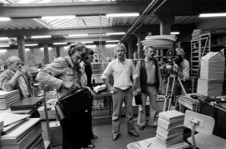 De geluidsman en de filmploeg aan het werk in de sociale werkplaats, Bestanddeelnr 928-0470