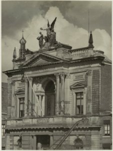 De gevel van het Teylers museum van dichtbij. NL-HlmNHA 54010572
