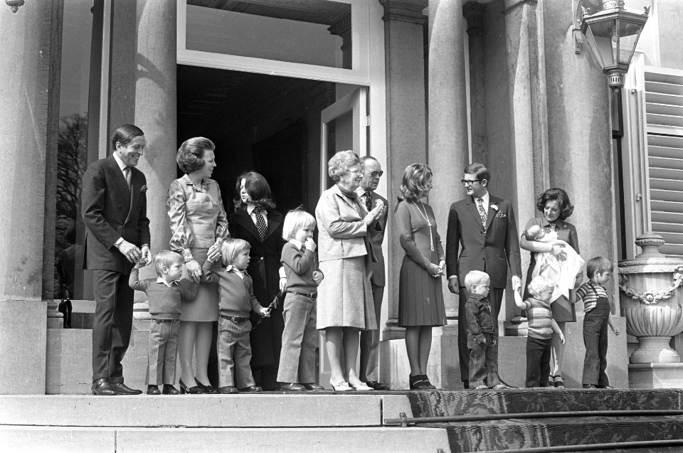 De gehele Koninklijke familie op het bordes, Bestanddeelnr 925-5683