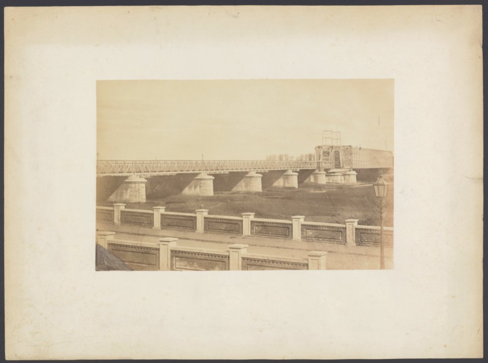 De foto toont de brugopbouw en de brugpijlers vanaf een standpunt op enige afst…, Bestanddeelnr 448