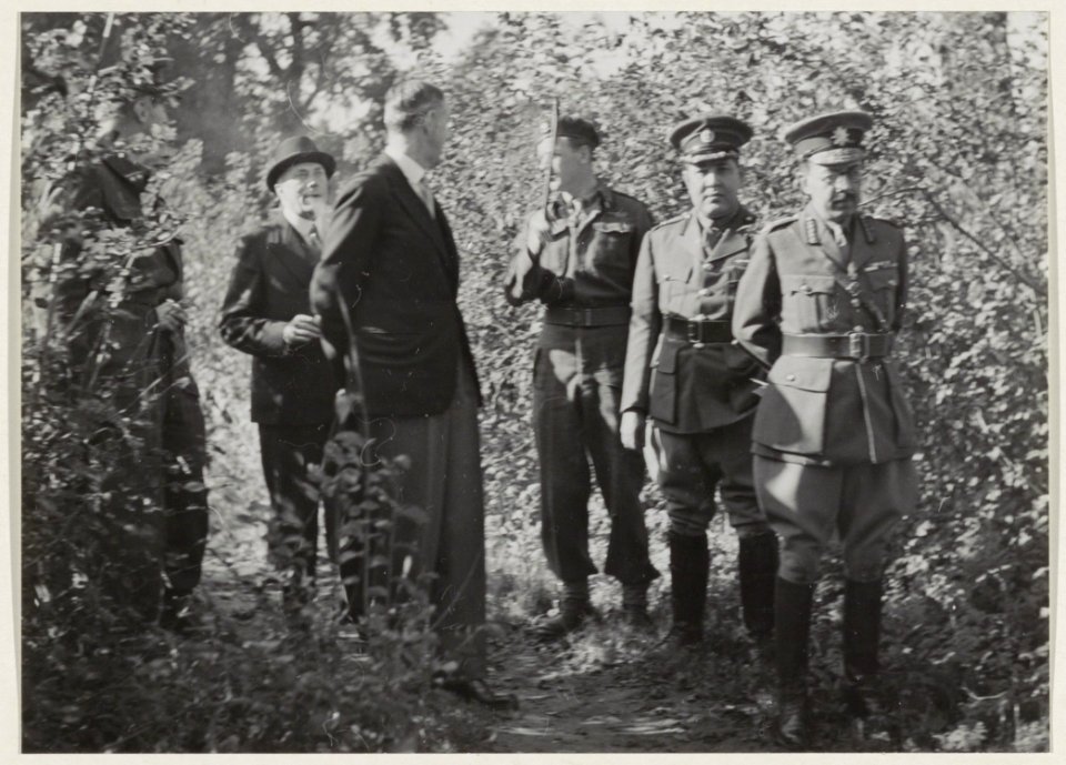 De gezant van Nepal te Londen op bezoek bij de Stormschool Bloemendaal, die van 1945 tot 1949 was gehuisvest in huize Wildhoef. NL-HlmNHA 54005461
