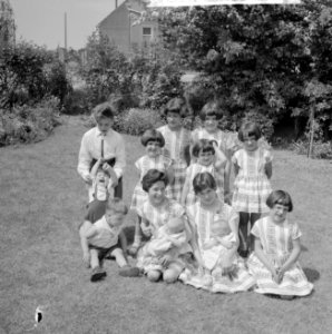 De familie Z Ruijtenburg-Witte uit Axel bestaat uit dertien kinderen en vier tw, Bestanddeelnr 913-9972