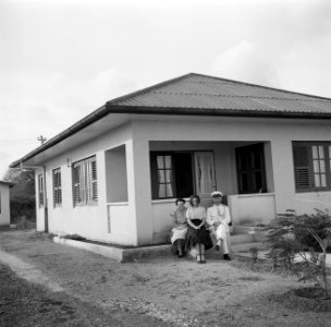 De familie Veenema voor hun huis in Willemstad op Curaçao, Bestanddeelnr 252-7657