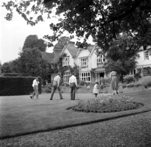 De familie Martineau in de tuin van de Old Lodge in Terlow (Buckinghamshire) bij, Bestanddeelnr 254-2878