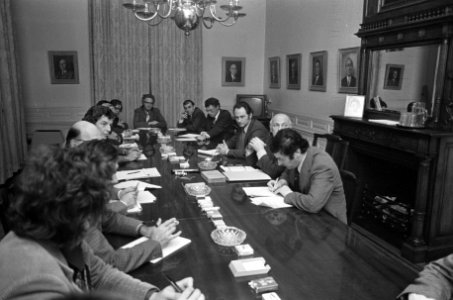 De gespreksdeelnemers aan de vergadertafel, Bestanddeelnr 926-8651