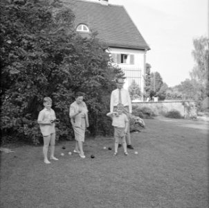De familie Kreisselmeier speelt een balspel in de tuin. In het midden Hildegard , Bestanddeelnr 254-4976