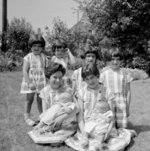 De familie Z Ruijtenburg-Witte uit Axel bestaat uit dertien kinderen en vier tw, Bestanddeelnr 913-9974