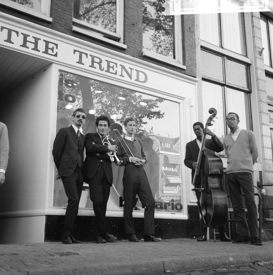 De Free Jazz Group poserend voor de etalage van The Trend, Bestanddeelnr 918-3403