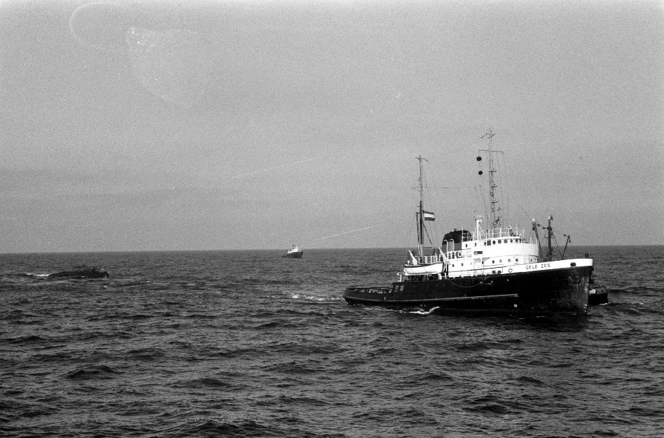 De Gele Zee met gekantelde scheepje Thuntank 7 als sleep de Nieuwe Waterweg opge, Bestanddeelnr 914-7464