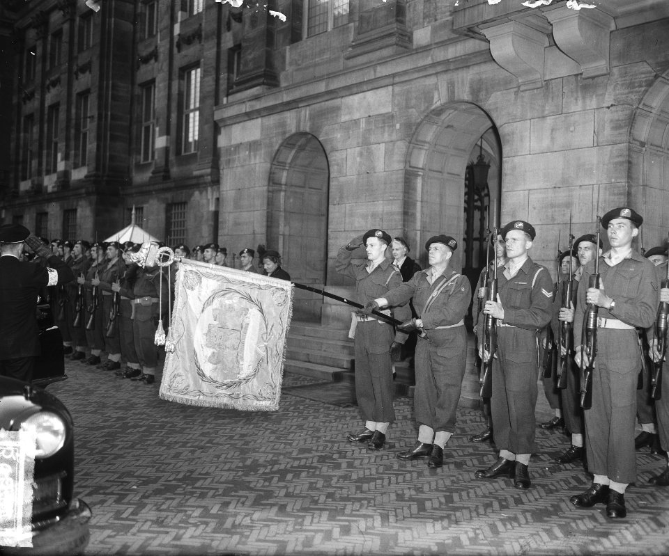 De Franse gezant De La Rivière gaat op afscheidsbezoek bij koningin Juliana in h, Bestanddeelnr 903-6543