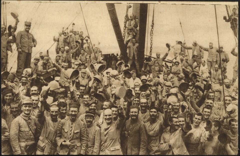De Fransche troepen bij het debarkeeren te Salonica (October 1915) vol levenslus, Bestanddeelnr 158-1879