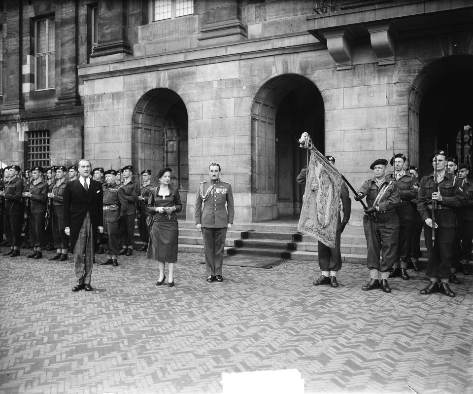 De Franse gezant De La Rivière gaat op afscheidsbezoek bij koningin Juliana in h, Bestanddeelnr 903-6542