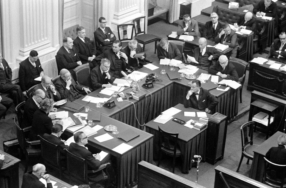 De gehele regering achter de Ministerstafel, Bestanddeelnr 919-8360