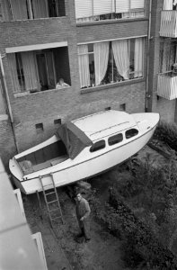 De heer C van den Heuvel bouwt een kajuitjacht in zijn tuin in anderhalf jaar, , Bestanddeelnr 914-4104