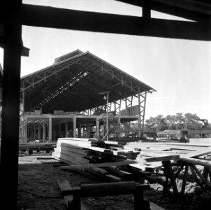 De fabriekshal van de Bruynzeelfabriek aan de Surinamerivier in aanbouw, Bestanddeelnr 252-6277