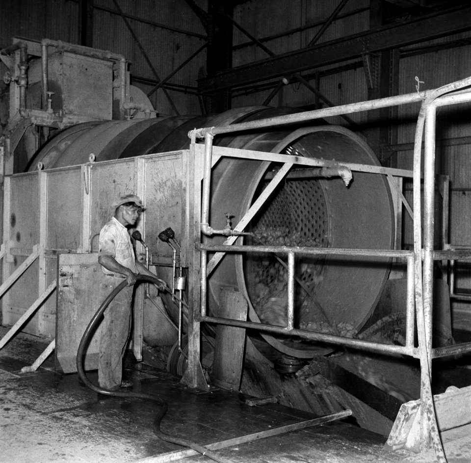 De erts wordt in roterende trommels gewassen in de fabriek van de Surinmaaes Bau, Bestanddeelnr 252-6602