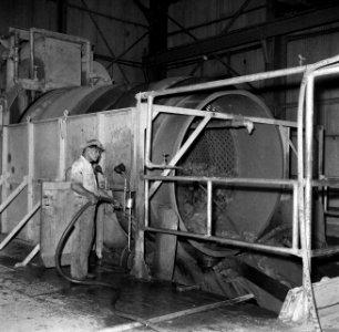 De erts wordt in roterende trommels gewassen in de fabriek van de Surinmaaes Bau, Bestanddeelnr 252-6602