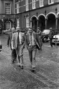 De Galan (PvdA, rechts) en Halberstadt (PvdA, links) op het Binnenhof, Bestanddeelnr 931-7498