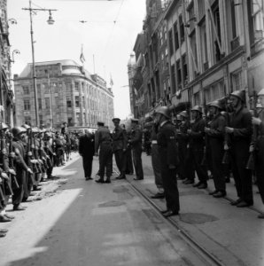 De erewacht voor het stadhuis in Den Haag, Bestanddeelnr 900-4707