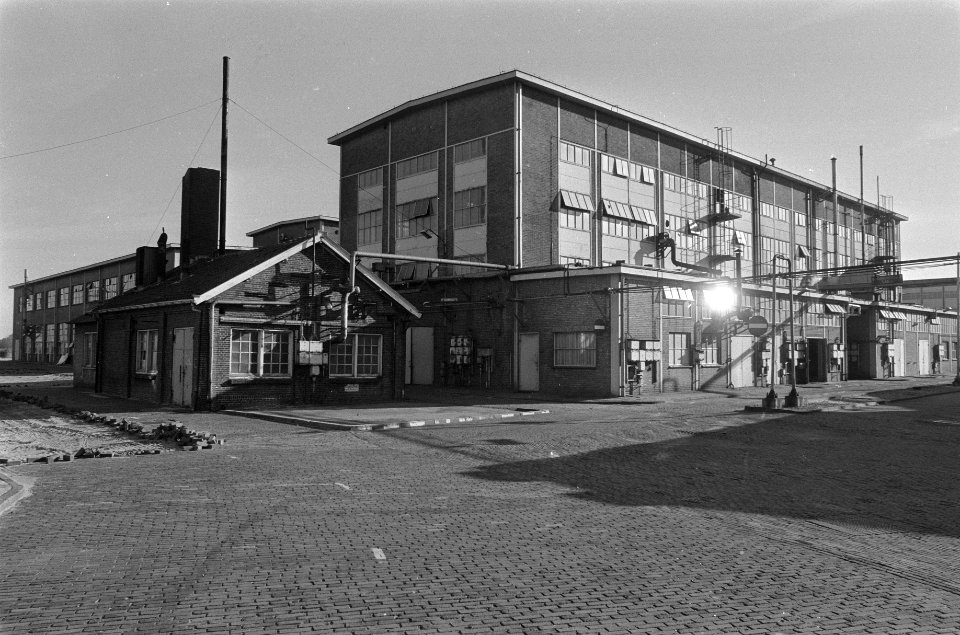 De fabriek van Philips Duphar aan Hemdijk in Amsterdam is dichtgemetseld wegens , Bestanddeelnr 925-0857