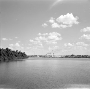 De fabriek van de Billton Maatschappij aan de Surinamerivier, gezien vanaf de ms, Bestanddeelnr 252-2146