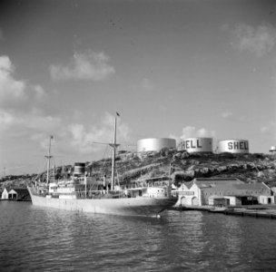 De haven van Willemstad op Curaçao met op de achtergrond de Shellraffinaderij, Bestanddeelnr 252-7206