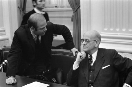 De Gaay Fortman (minister van Binnenlandse Zaken, rechts) in gesprek met zijn zo, Bestanddeelnr 926-9584