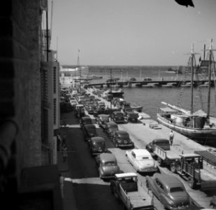 De Handelskade in Willemstad op Curaçao met auto's en schepen, Bestanddeelnr 252-7249