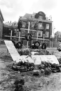 De ereplaats op Museumplein met de vijf kruisen voor het Amerikaanse ambassade, Bestanddeelnr 932-1248