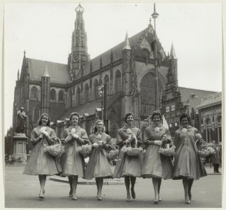 De Haarlemse bloemenmeisjes voor de Grote Kerk. NL-HlmNHA 54011170