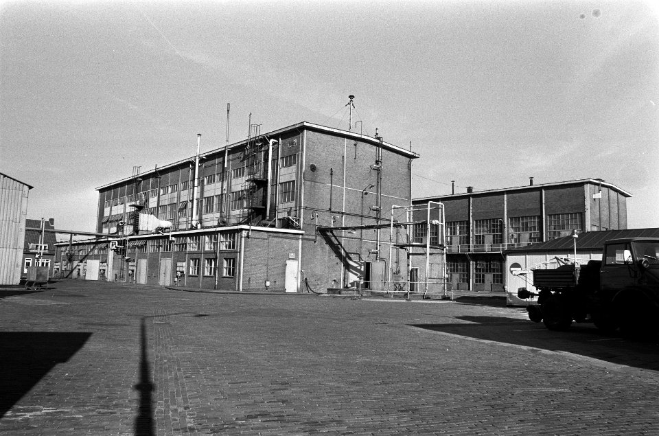 De fabriek van Philips Duphar aan Hemdijk in Amsterdam is dichtgemetseld wegens , Bestanddeelnr 925-0858