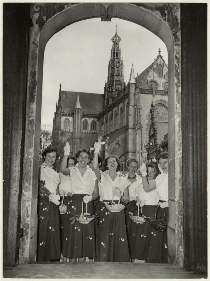 De Haarlemse bloemenmeisjes op de trap van het stadhuis met doorkijk naar de Grote Kerk., NL-HlmNHA 54010530