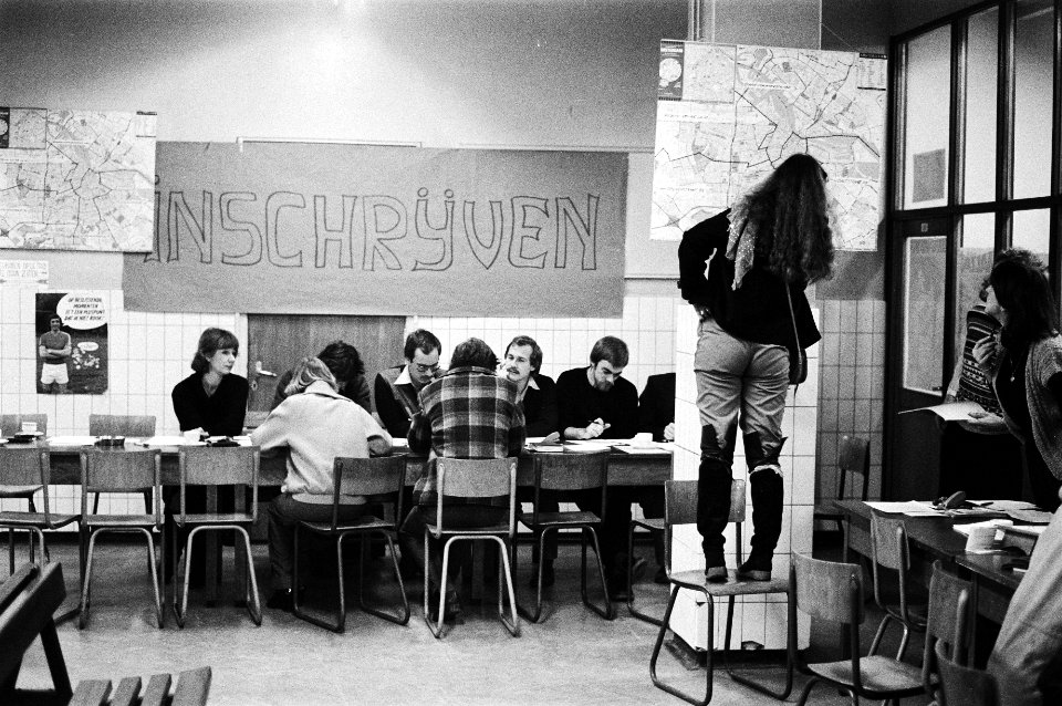 De hal van het GAB waar geimproviseerd wordt geholpen onder een spandoek Insch, Bestanddeelnr 930-5619
