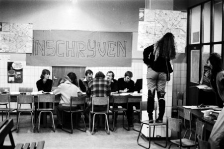 De hal van het GAB waar geimproviseerd wordt geholpen onder een spandoek Insch, Bestanddeelnr 930-5619
