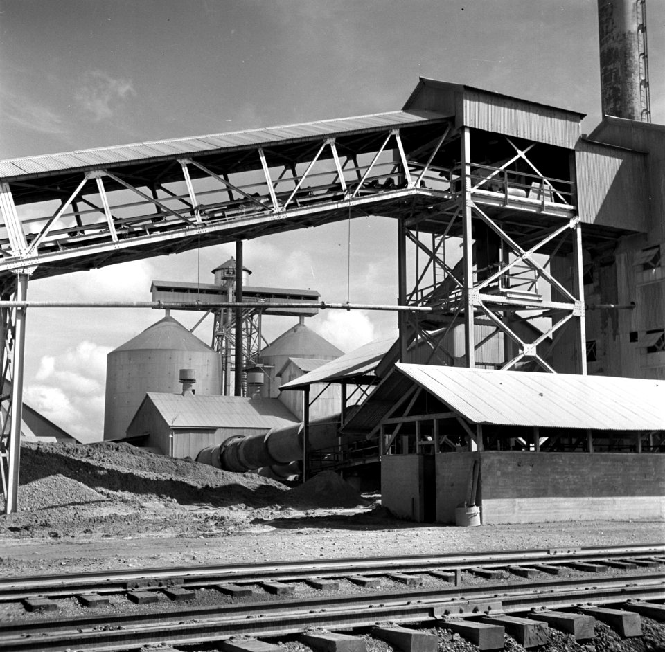 De fabriek van de Surinaamse Bauxiet Maatschappij te Paranam met de transportban, Bestanddeelnr 252-6555