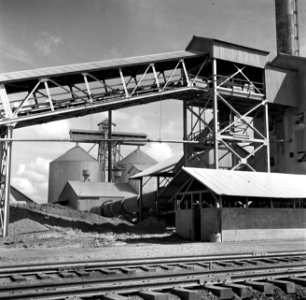 De fabriek van de Surinaamse Bauxiet Maatschappij te Paranam met de transportban, Bestanddeelnr 252-6555