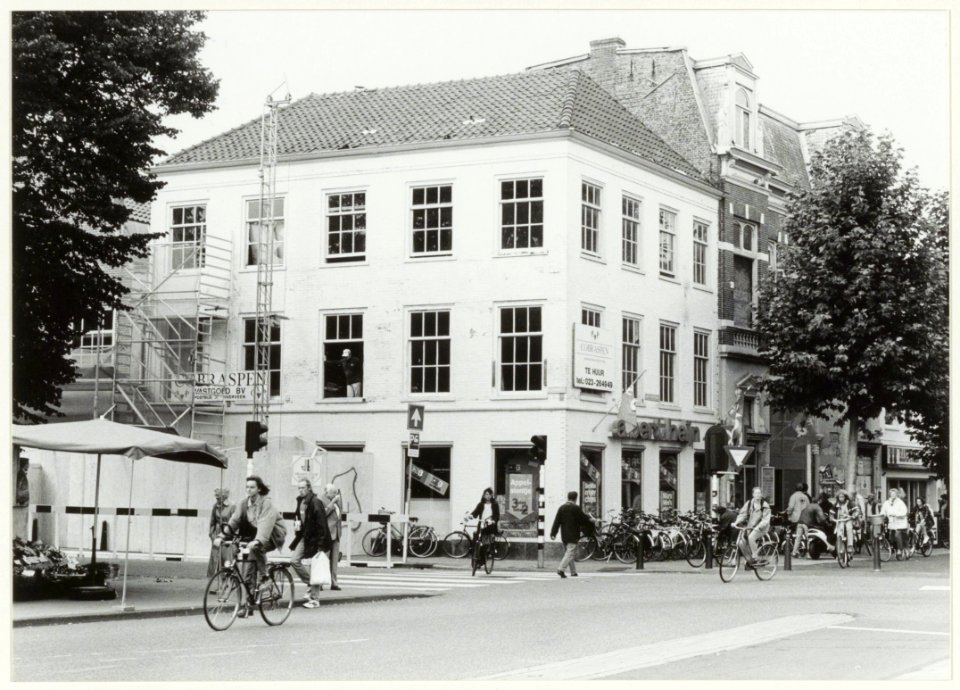 De etages boven de winkel van Albert Heijn worden verbouwd tot kantoorruimtes. NL-HlmNHA 54037228