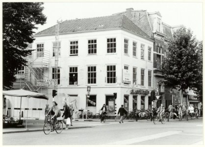 De etages boven de winkel van Albert Heijn worden verbouwd tot kantoorruimtes. NL-HlmNHA 54037228 photo