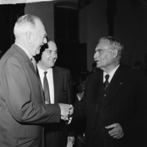 De Europese Beweging in Nederland W Drees, Dean Acheson, dr S Mansholt en mi, Bestanddeelnr 915-5427