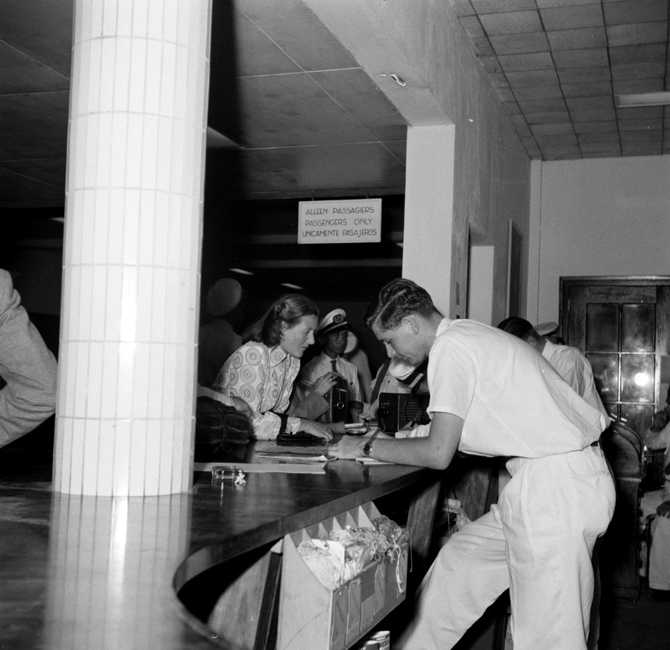 De hal van het stationsgebouw op vliegveld Hato op Curaçao, Bestanddeelnr 252-7693