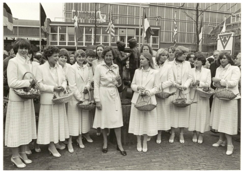 De Haarlemse Bloemenmeisjes op het stationsplein voor het V.V.V. gebouw. In het midden Ria Hooij. NL-HlmNHA 54010426