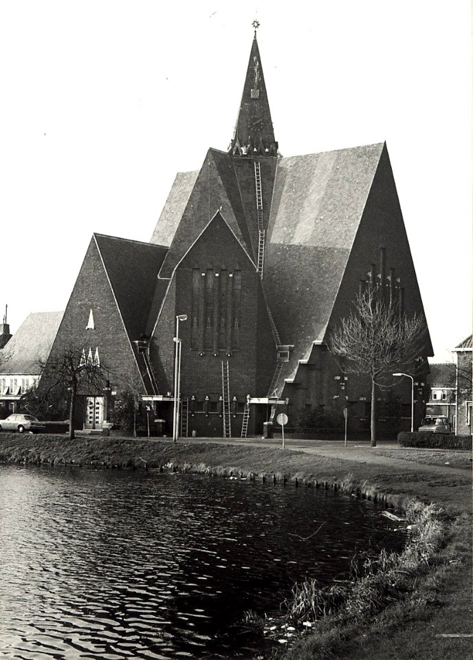 De gereformeerde Koningskerk aan de Kloppersingel 55-57, ziende naar het noorden. Aangekocht in 1977 van fotograaf C. de Boer. Identificatienummer 54-005116, NL-HlmNHA 54010752