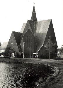De gereformeerde Koningskerk aan de Kloppersingel 55-57, ziende naar het noorden. Aangekocht in 1977 van fotograaf C. de Boer. Identificatienummer 54-005116, NL-HlmNHA 54010752