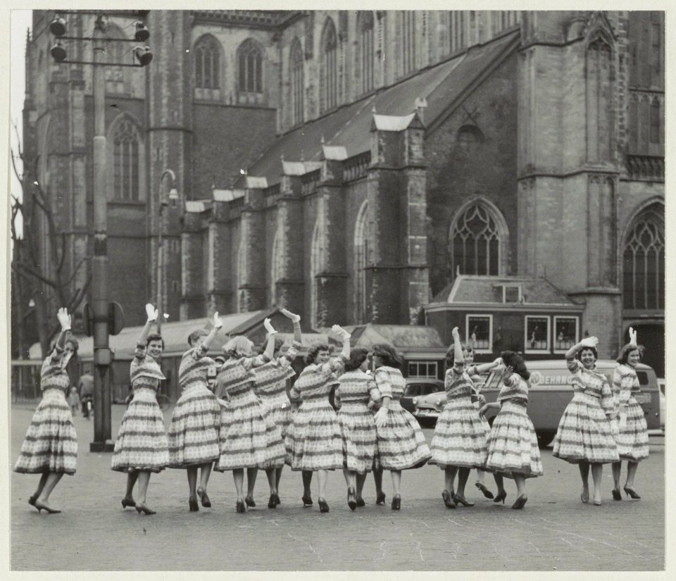 De Haarlemse bloemenmeisjes voor de Grote Kerk. NL-HlmNHA 54011171