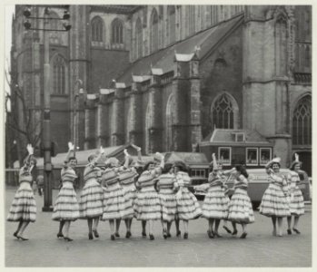 De Haarlemse bloemenmeisjes voor de Grote Kerk. NL-HlmNHA 54011171