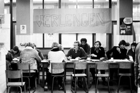De hal van het GAB waar geimproviseerd wordt geholpen onder een spandoek Verle, Bestanddeelnr 930-5620