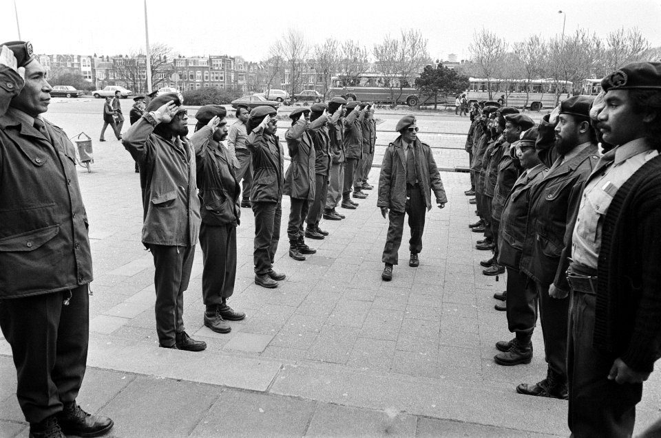 De geüniformeerde erewacht van e RMS staat opgesteld voor de Houtrusthallen, Bestanddeelnr 929-1421