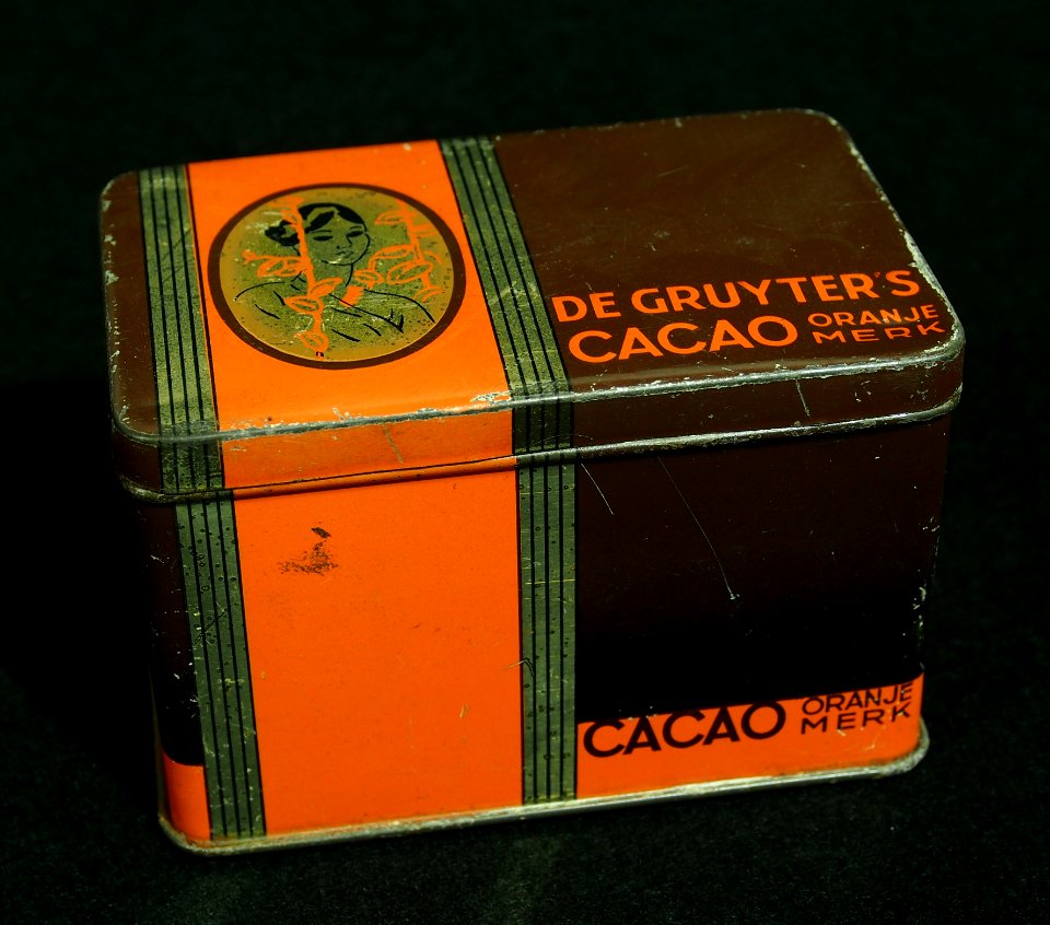 De Gruyters cacao, oranje merk,vierkant blik, foto1