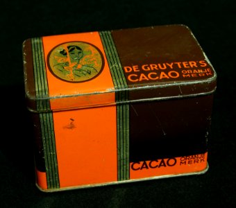 De Gruyters cacao, oranje merk,vierkant blik, foto1